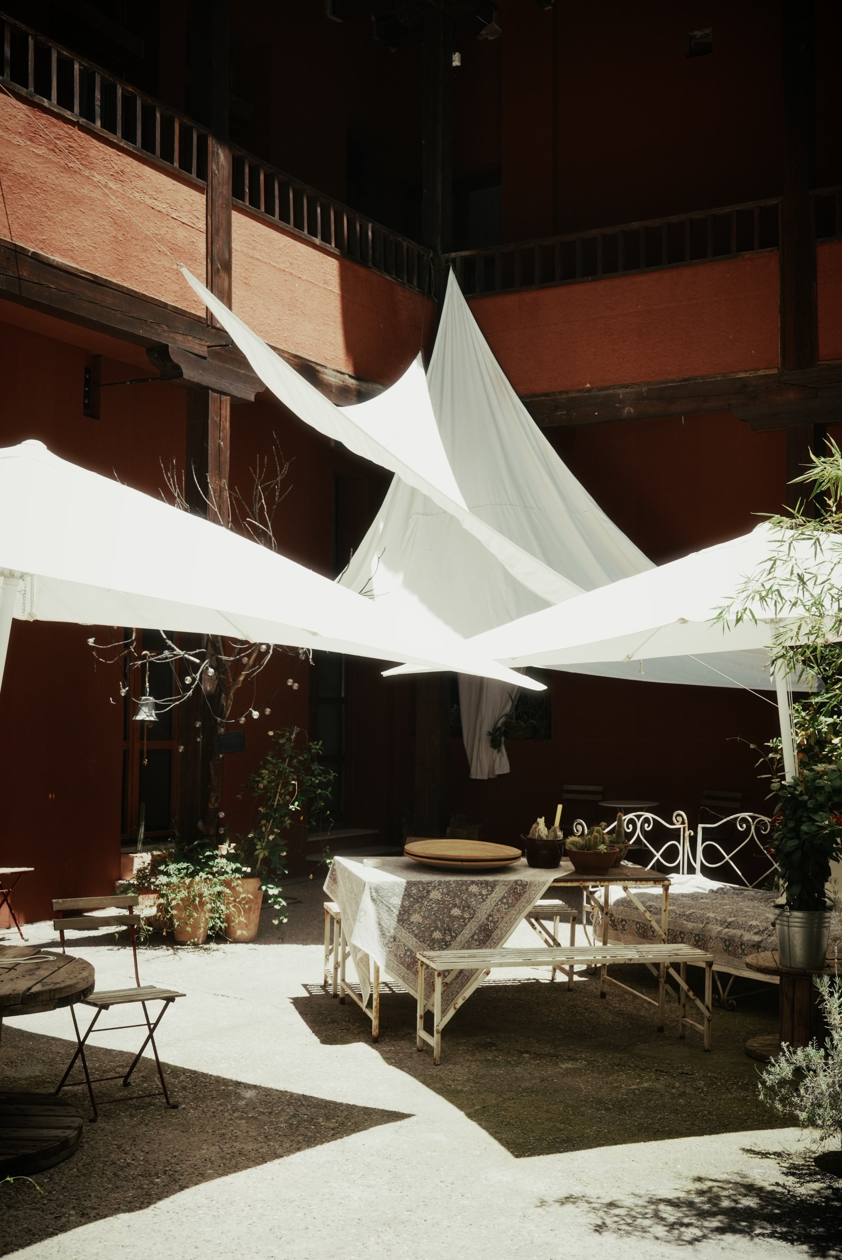Patio de El Cocherón 1919 con sus toldos y mobiliario exterior