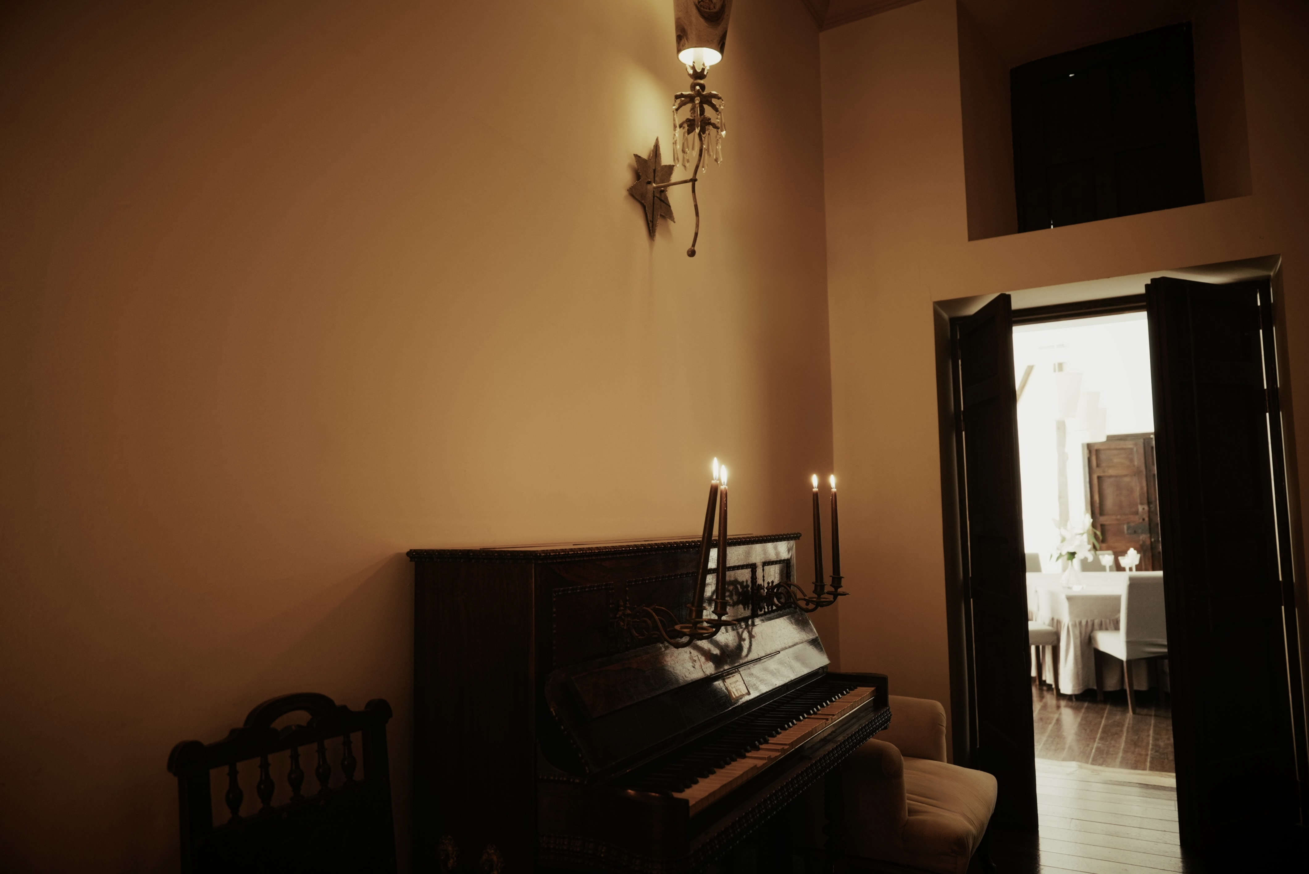 Rincón con piano junto a la sala de eventos de El Cocherón 1919